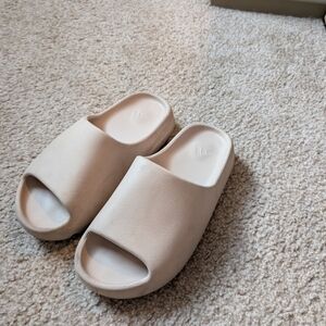 Yeezy Slides In Bone